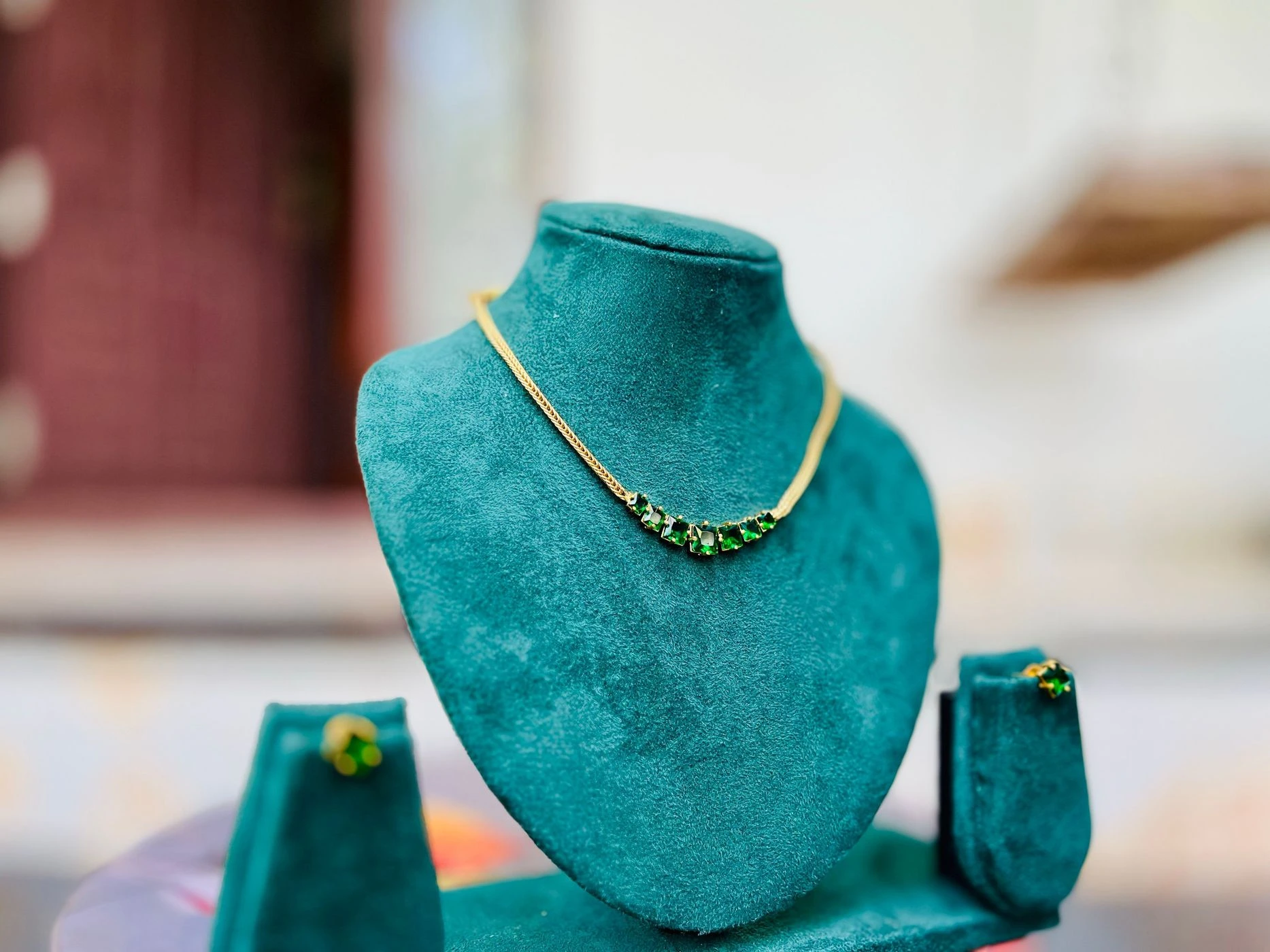 Emarald stone choker 1