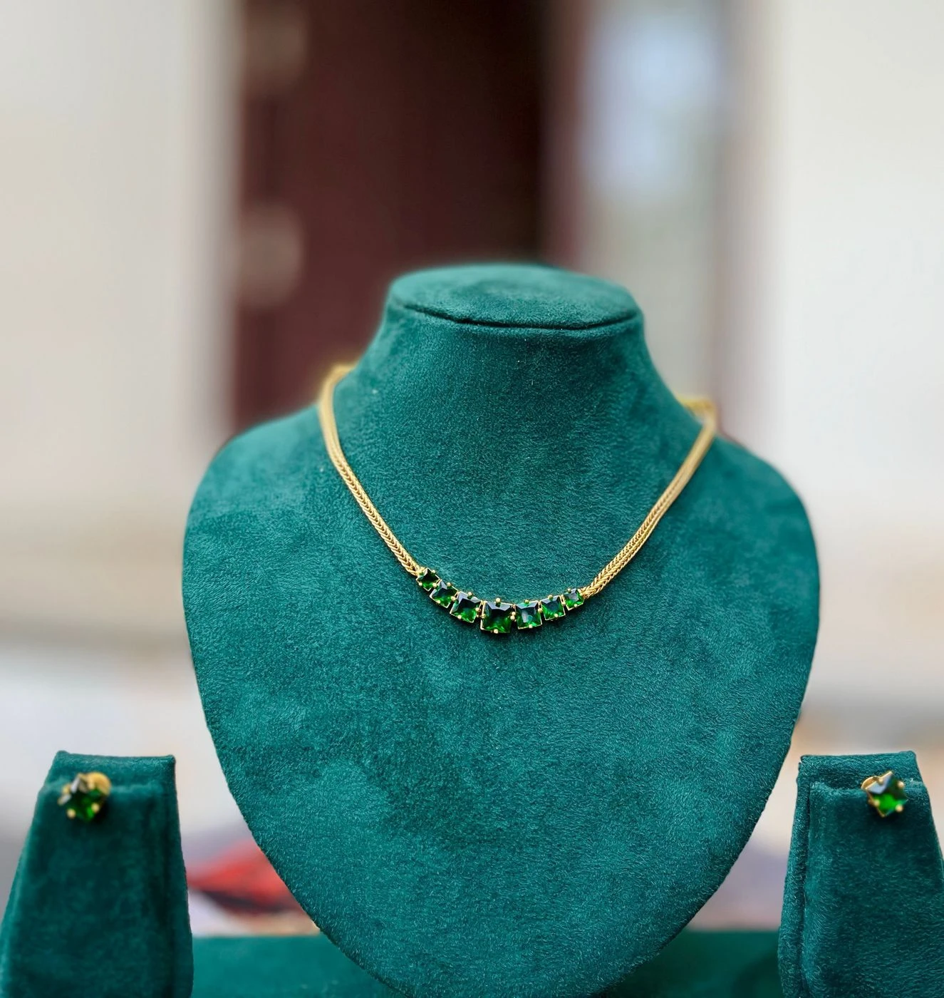 Emarald stone choker 2