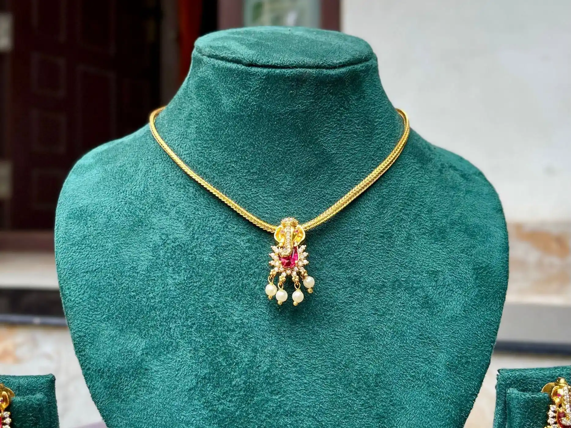 Red vinayaka choker 2
