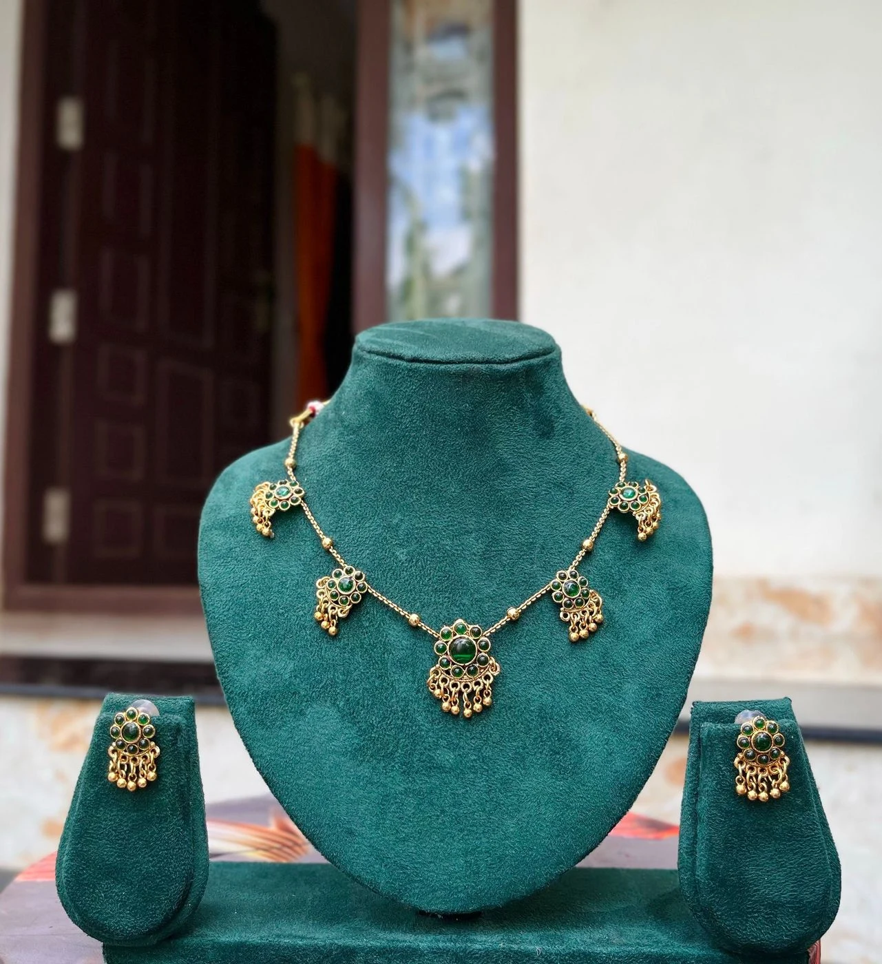 Green flowe choker 2