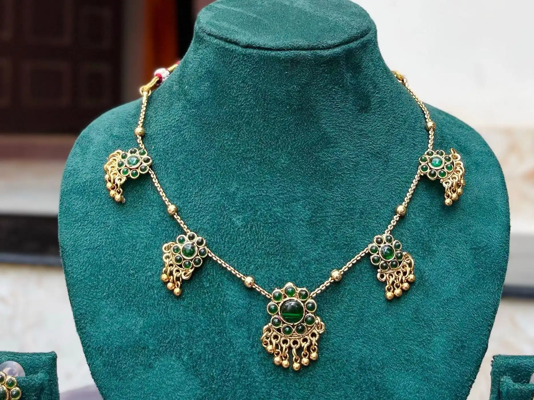 Green flowe choker 3
