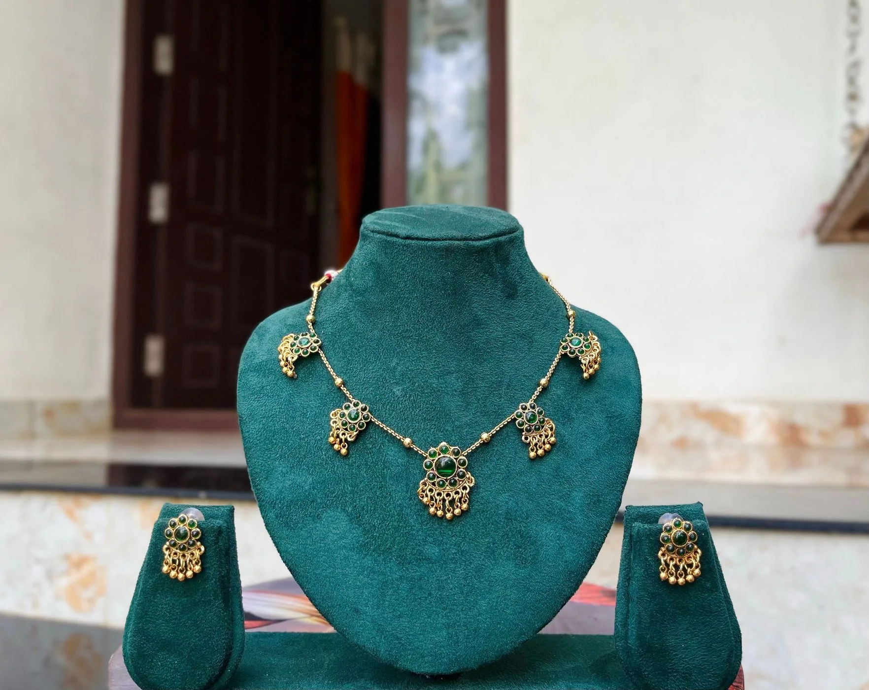 Green flowe choker 1
