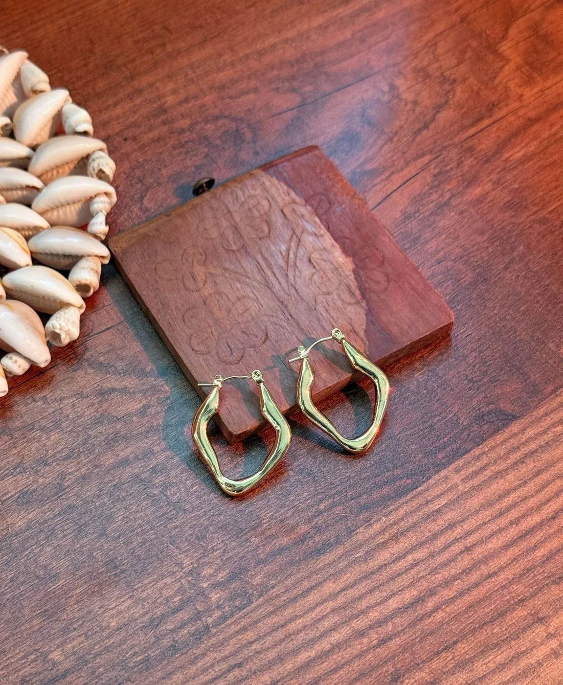 Organic-shaped hoop earrings 1