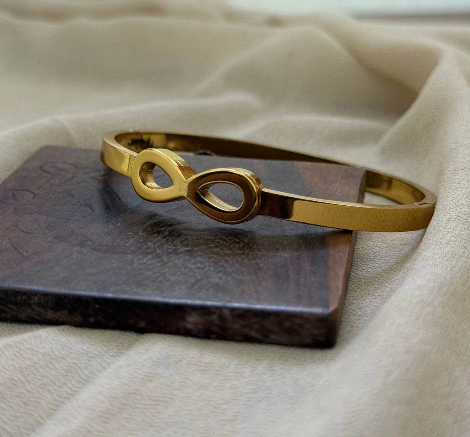 Bangles/bracelet