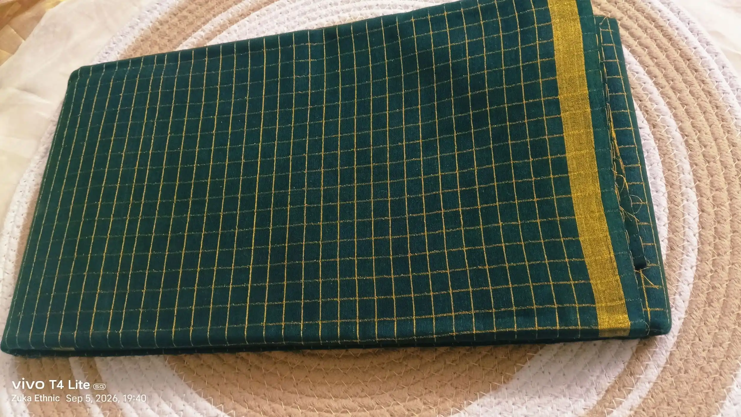 Madurai sungudi kattam simple border bottle green