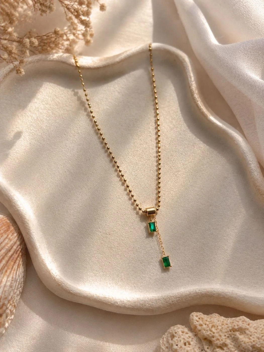 Emerald stone hanging pendane