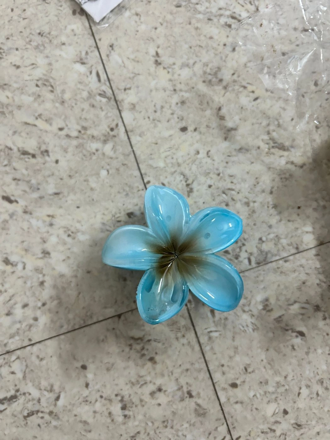 Blue daisy medium claw clip