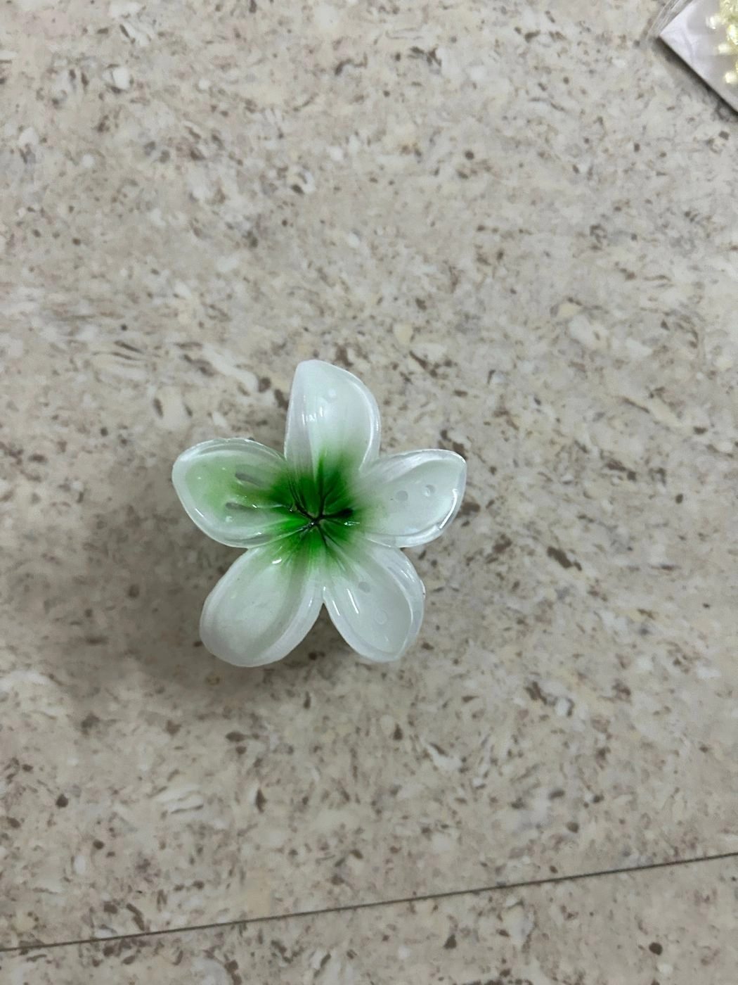 Green daisy shaded clawclip