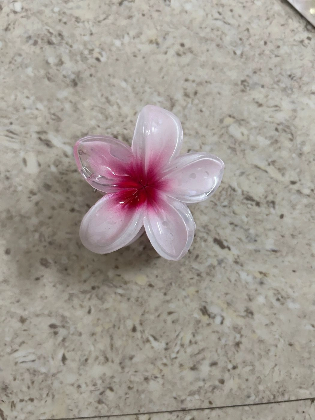 Red shaded daisy clawclip