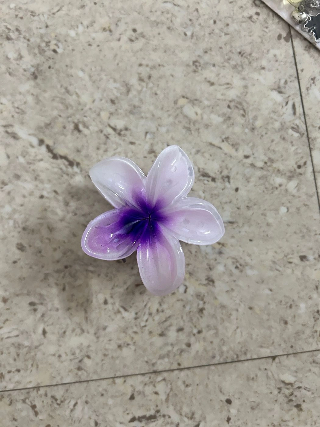 Lavender shaded daisy clawclip