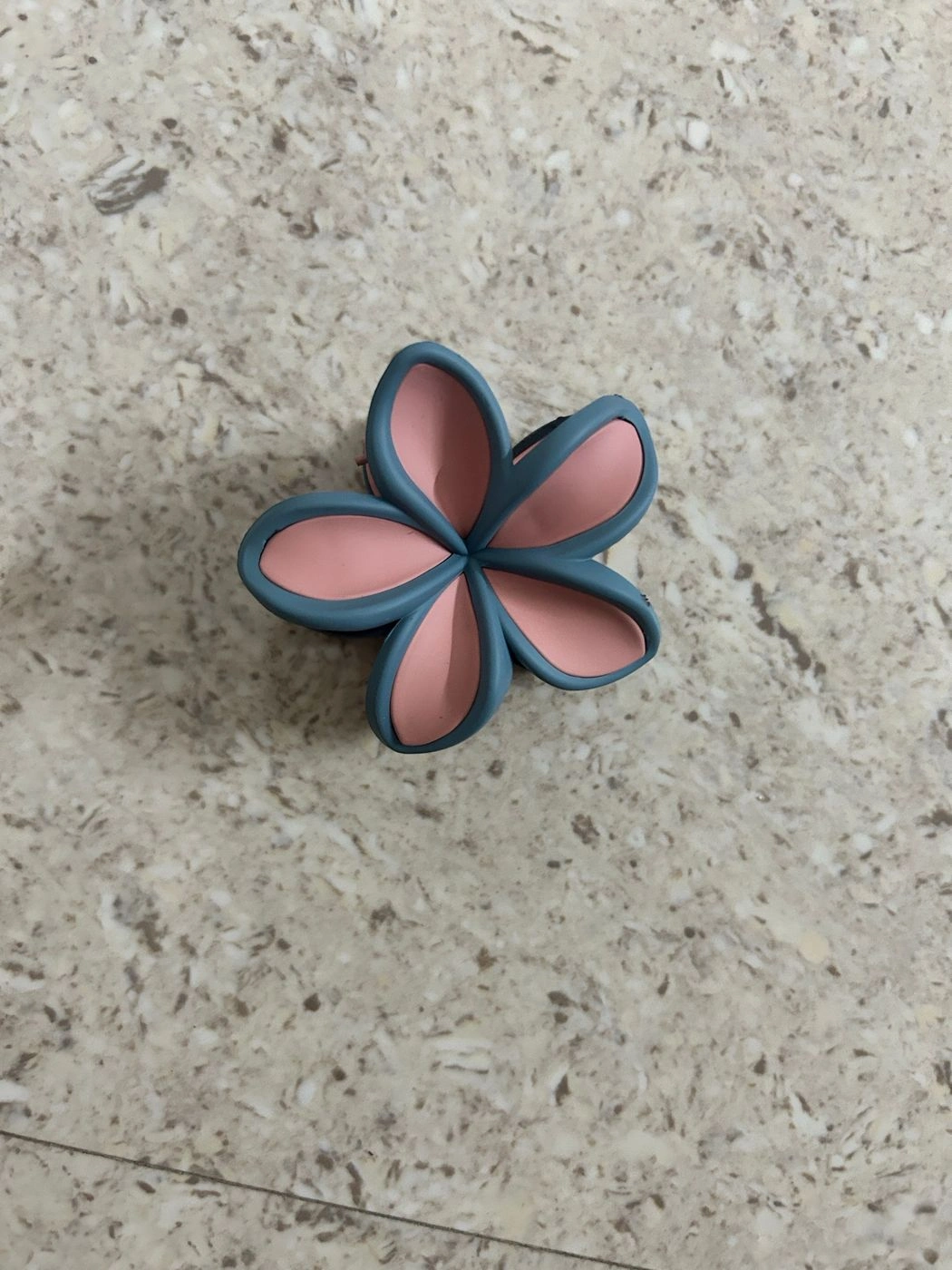 Dual shade daisy clawclip 1