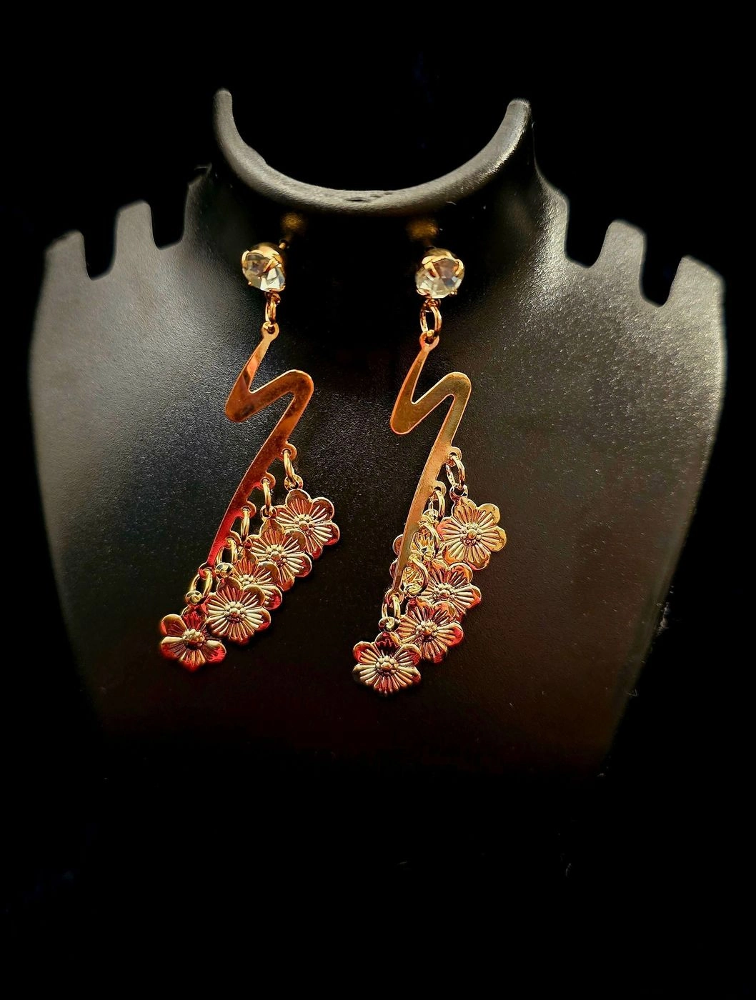 Wavy Dangling Earring With Flower