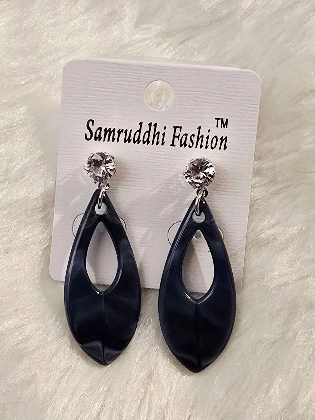Elegant hollow teardrop statement design 1