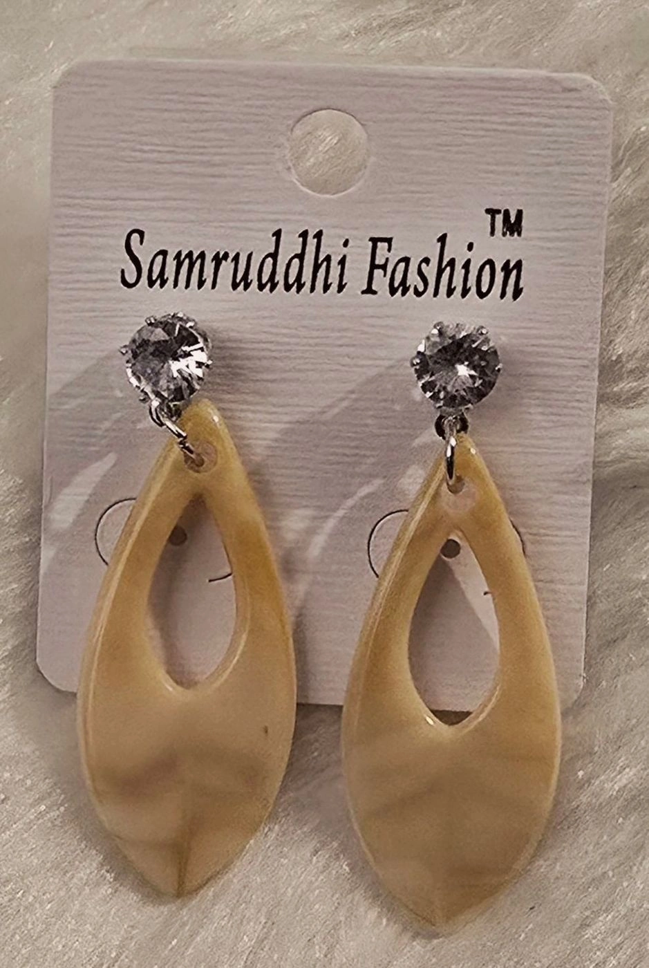 Elegant hollow teardrop statement design 4