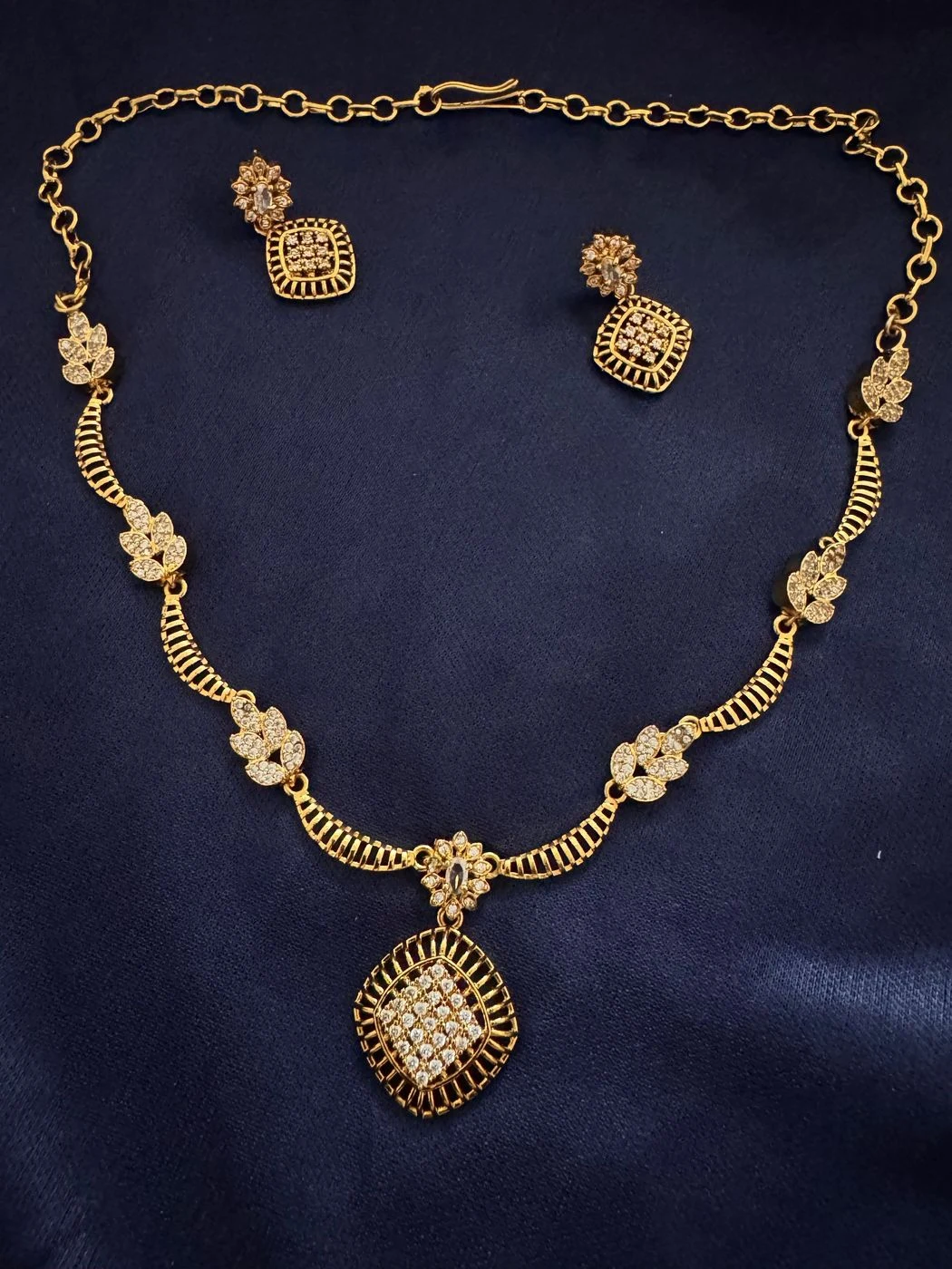 Diamond-Mesh Rhombus Gold Necklace Set 2