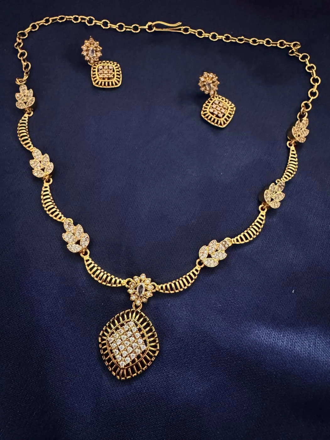 Diamond-Mesh Rhombus Gold Necklace Set 3