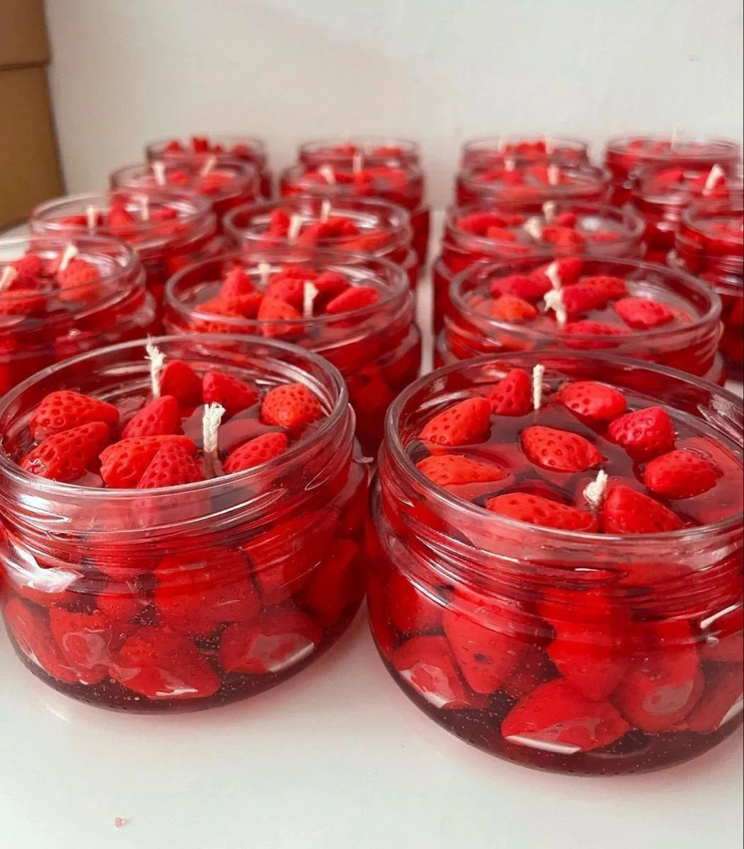 Strawberry scented gel candle full of jar 1 pcs