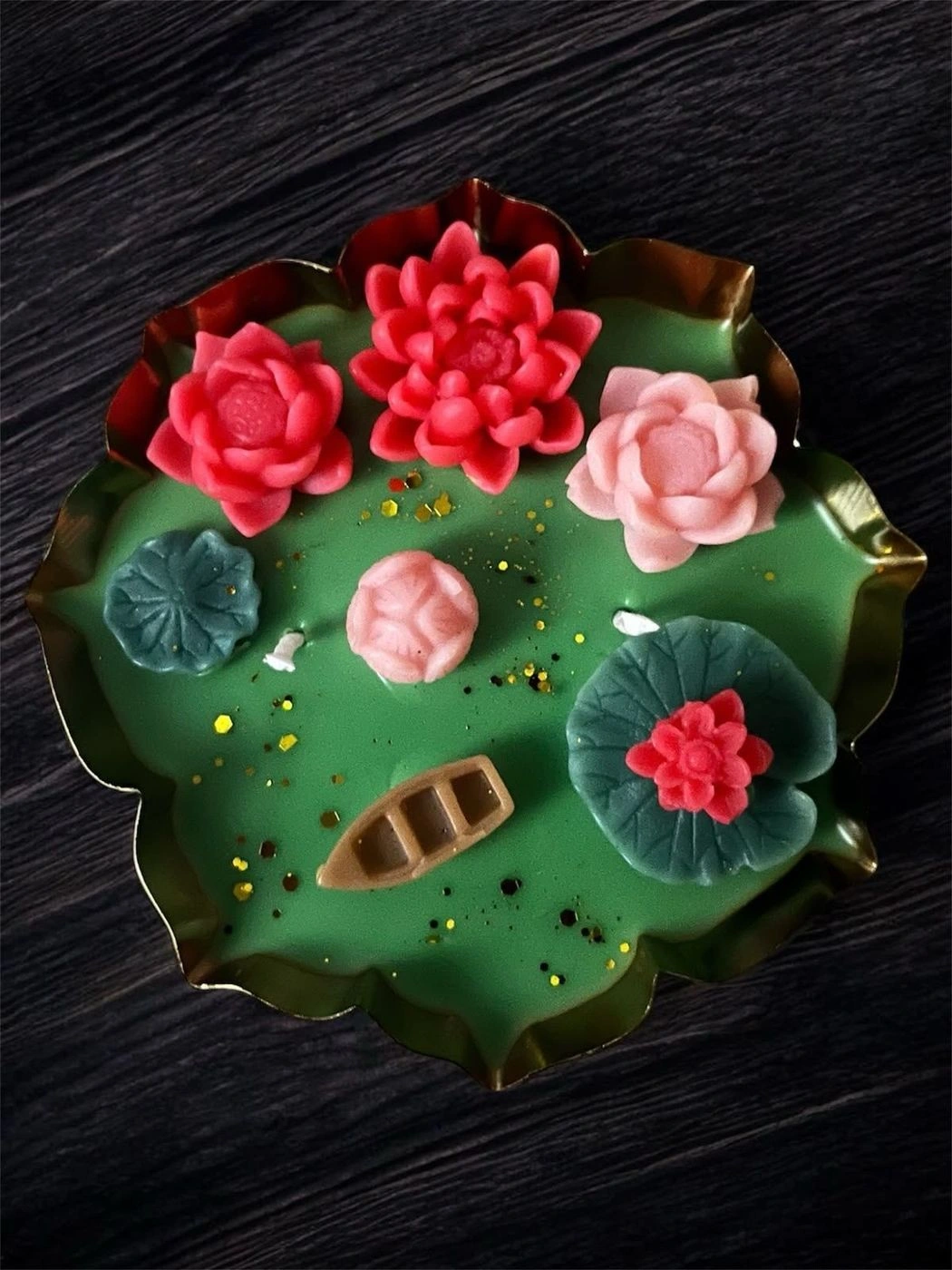 Lotus pond urli lotus scented