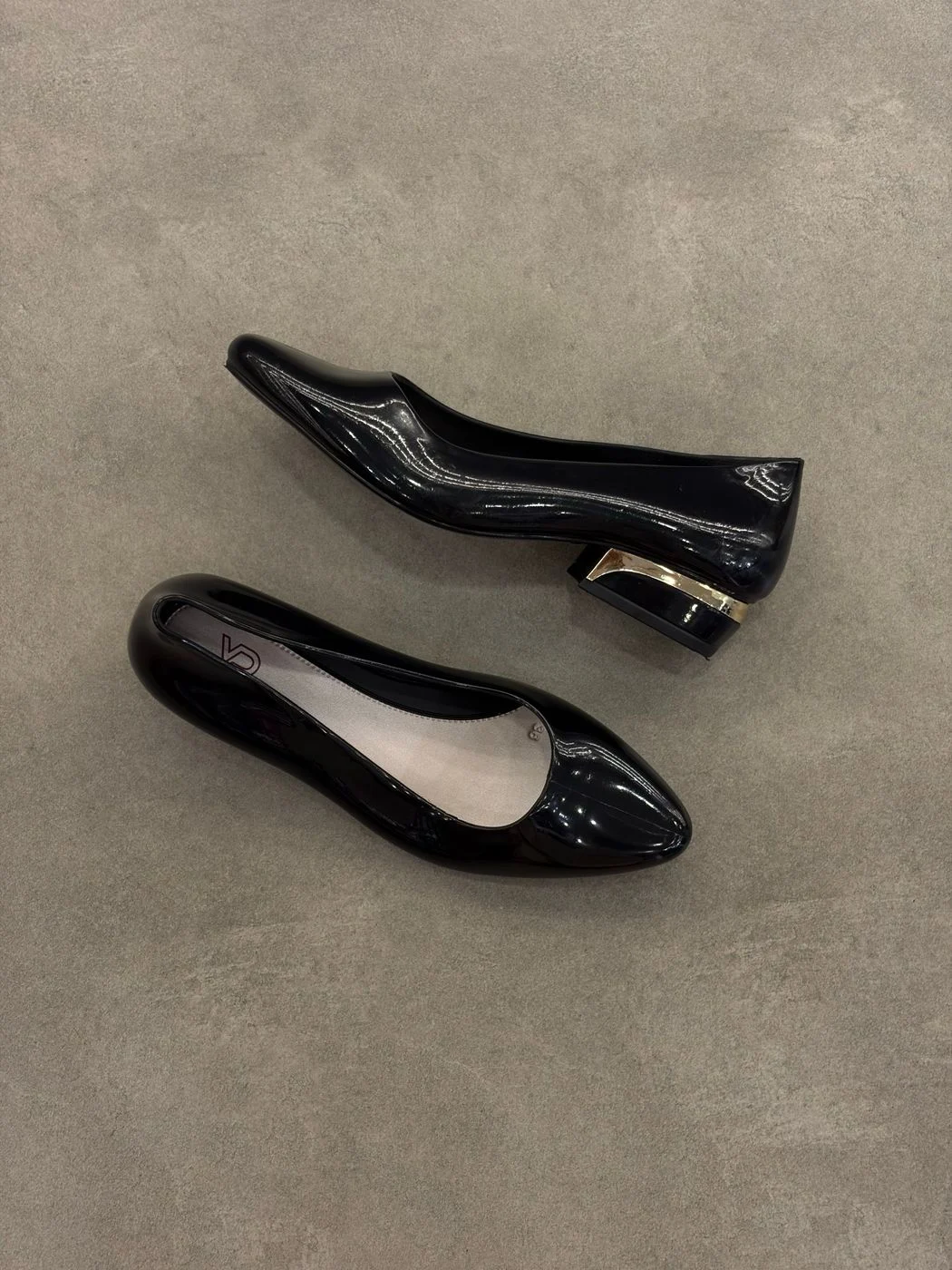 Black heel shoe