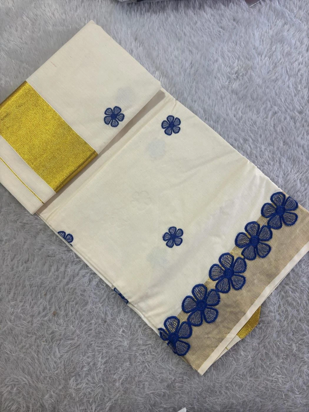 AKIRITHI - Blue Scalop Work Cotton Saree 2