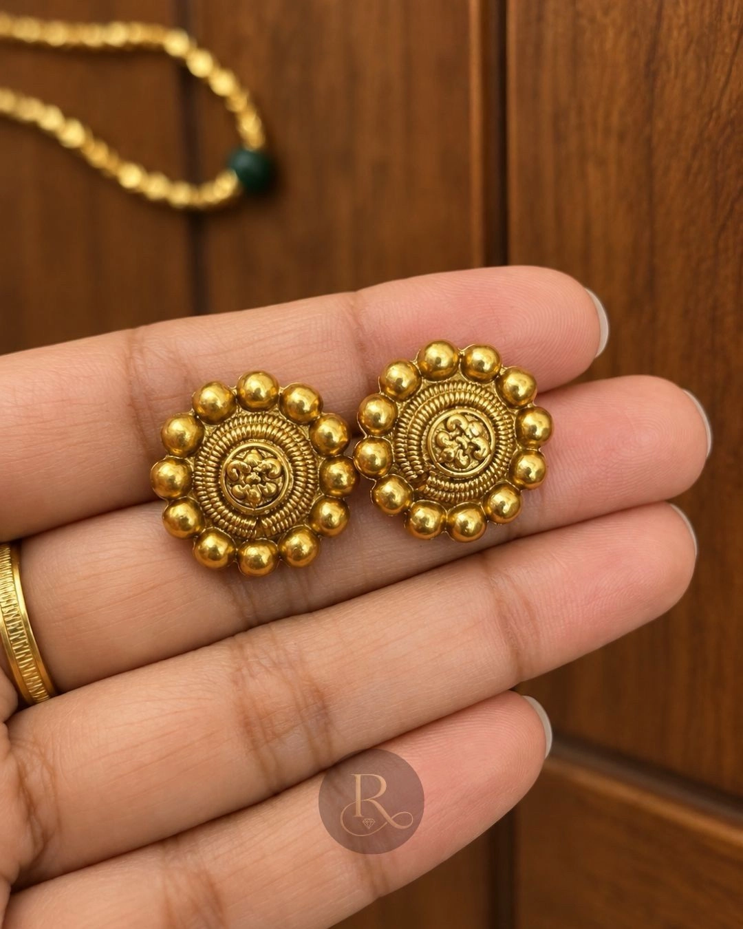 Èlan Veda- Antique Gold Bead Necklace with Matching Stud Earrings 2