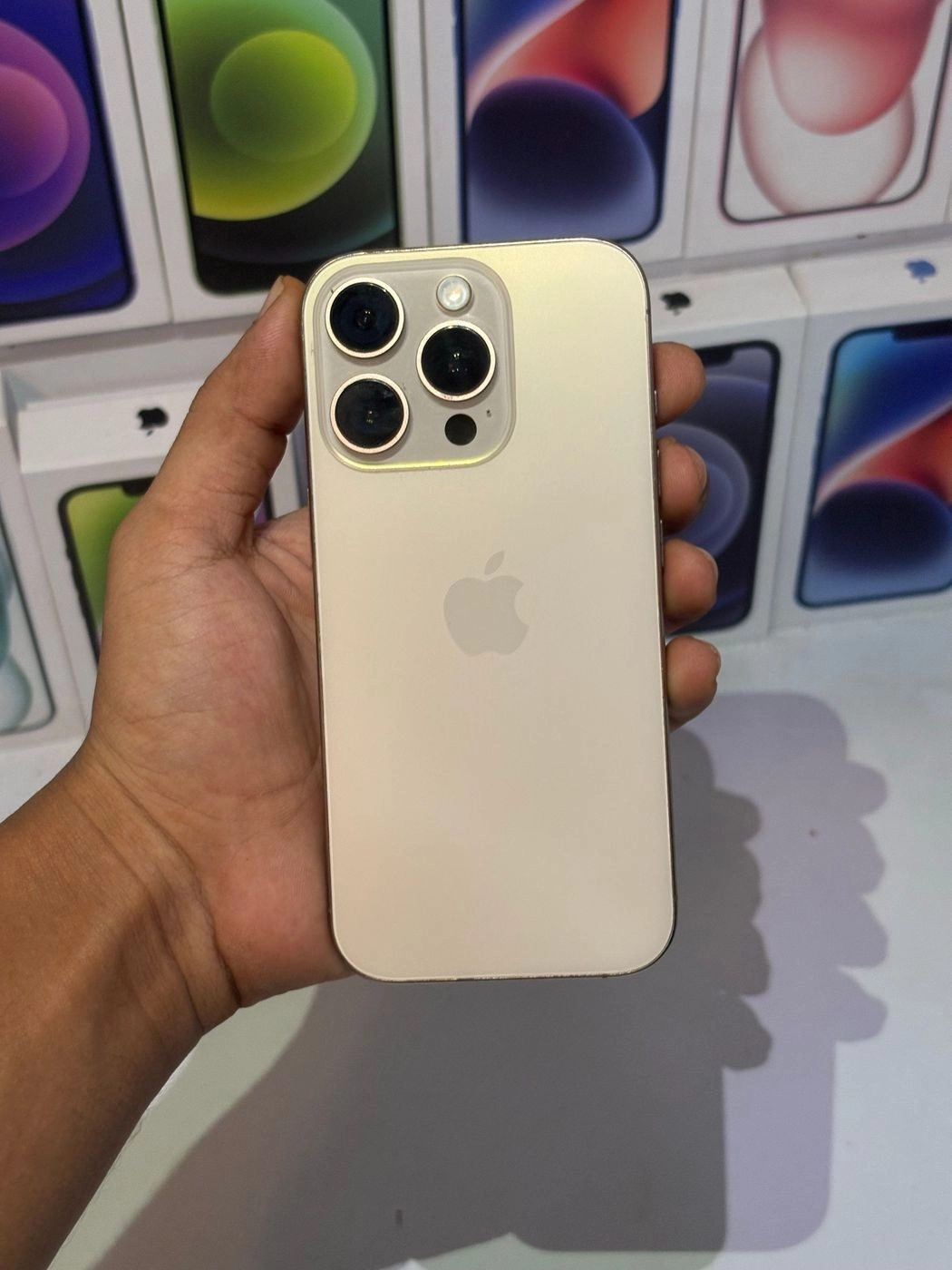 iPhone 16 pro (256gb)- Desert titanium 4