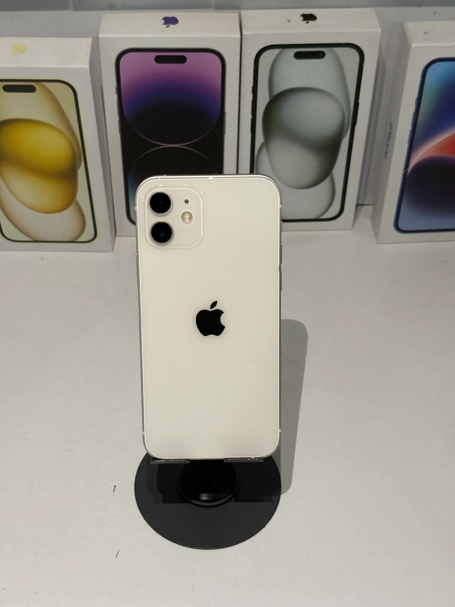 iPhone 12 (128gb)- white 3