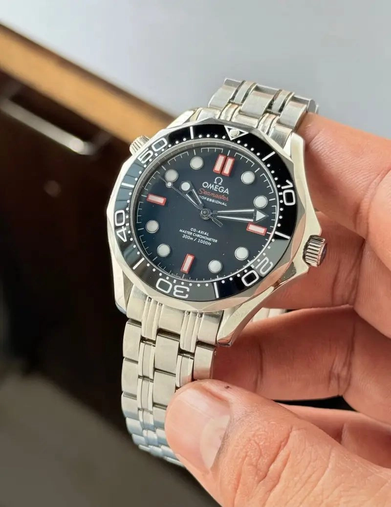 Omega Seamaster Diver Automatic Black Ceramic 4