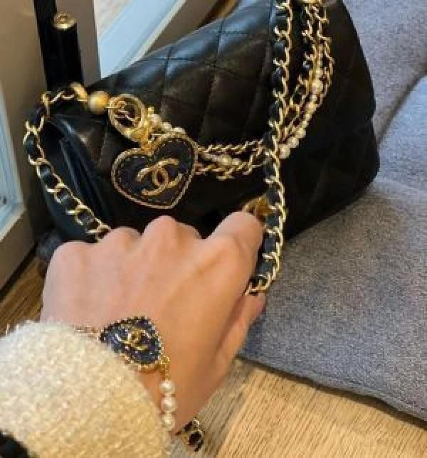chane-quilted-cc-crush-mini-flap-black-purse-with-folding-box-2072 3