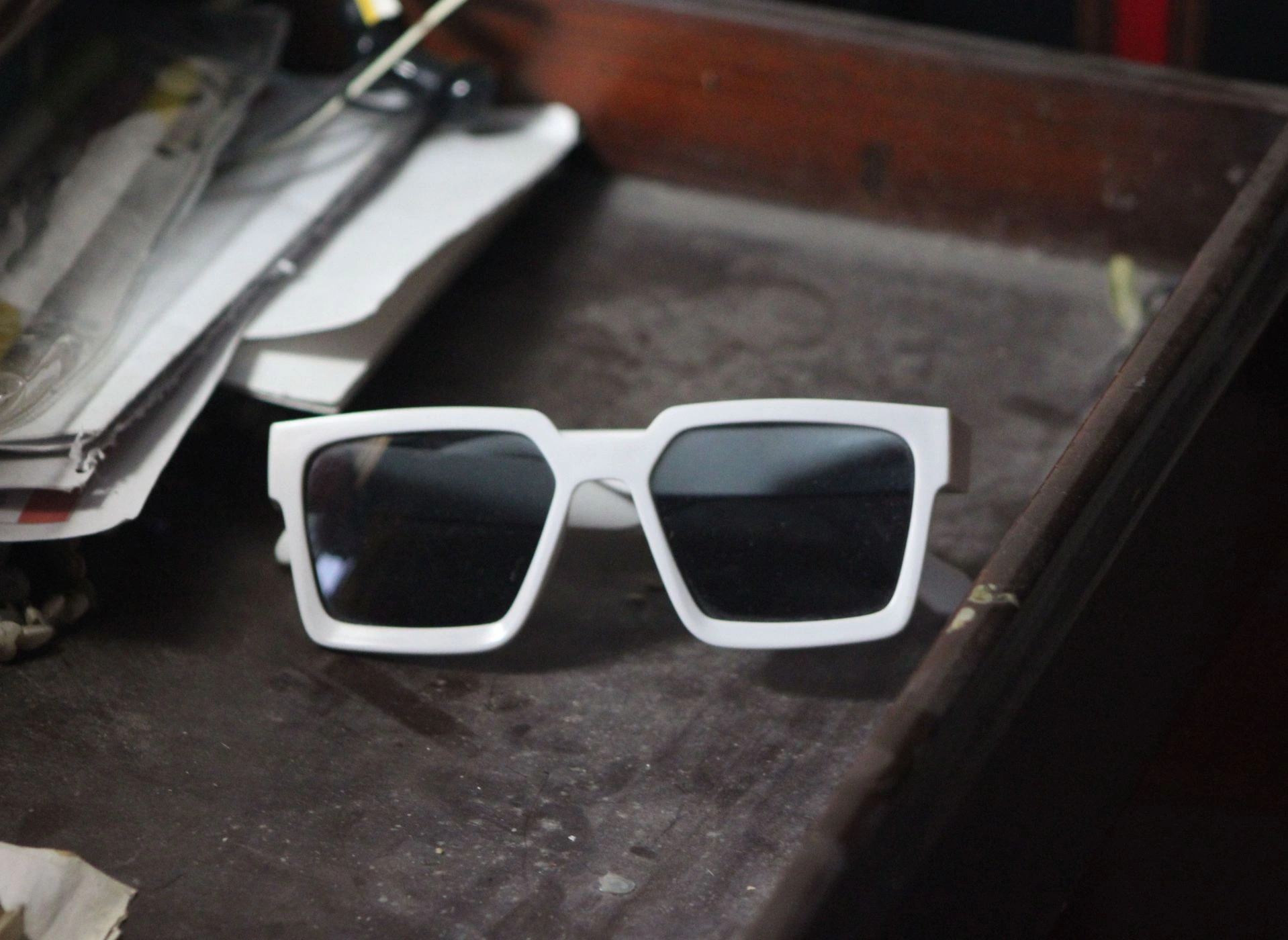SUNGLASSES & FRAMES