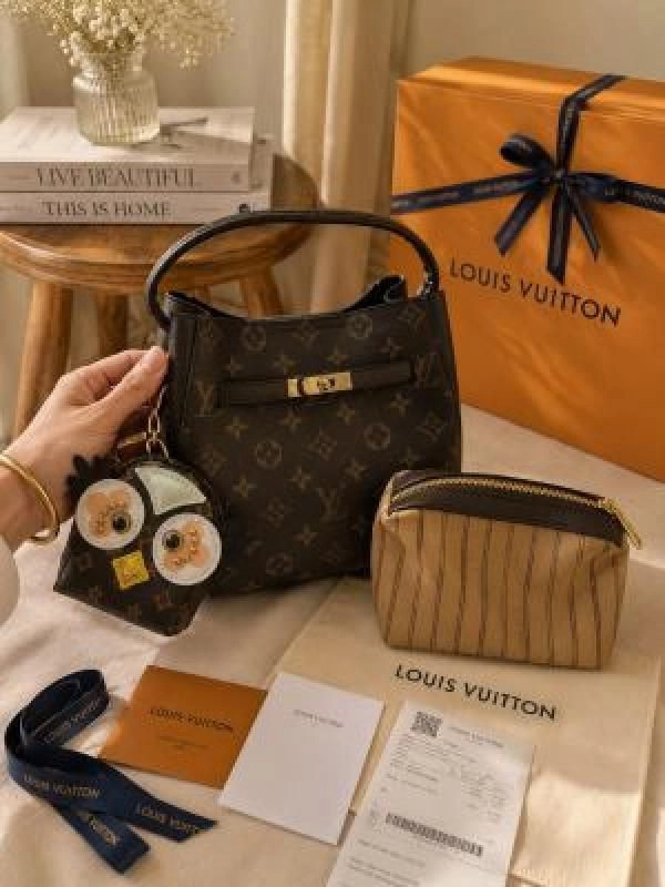 Loui_viutton_LV bucket_bag_with_branded_box_6539 1
