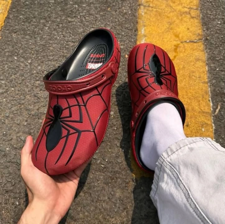 CROCCS X MARVEL RED SPIDERMAN CLOG FIX 1