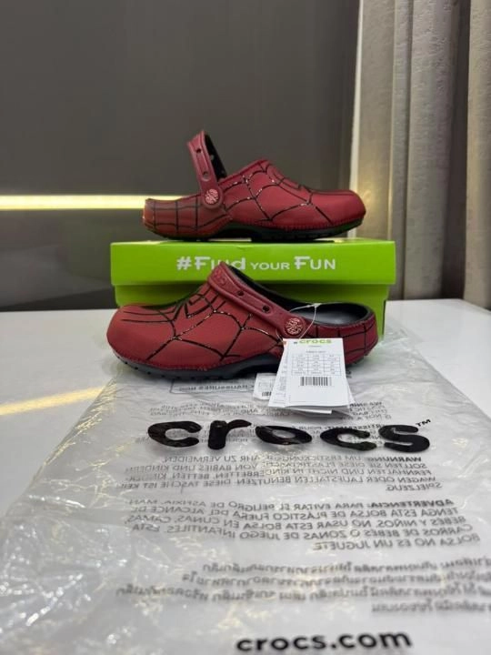 CROCCS X MARVEL RED SPIDERMAN CLOG FIX 3