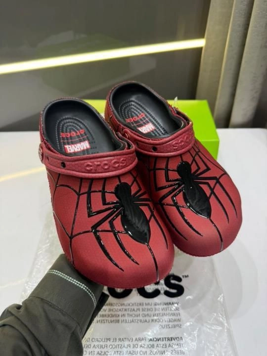 CROCCS X MARVEL RED SPIDERMAN CLOG FIX 4