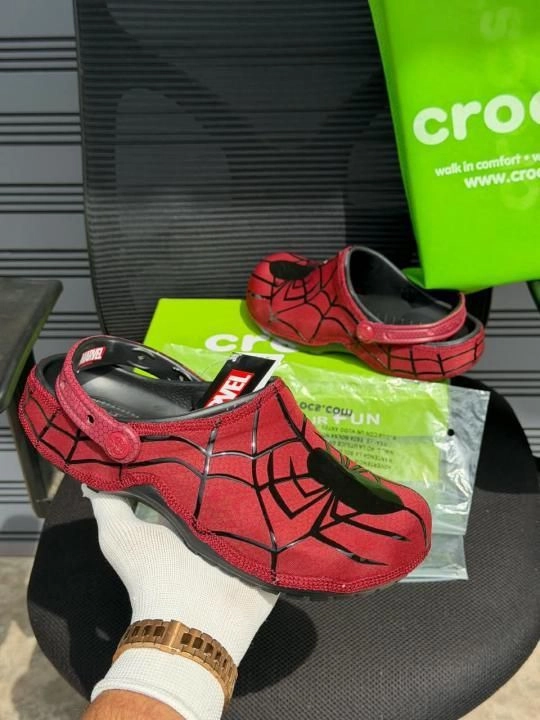 CROCCS X MARVEL RED SPIDERMAN CLOG FIX 5