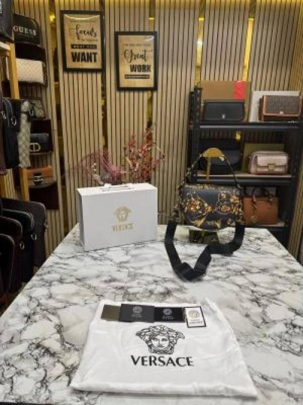 Versacee shoulder bag in gold accents with magnetic closure bag (Black and gold) 2