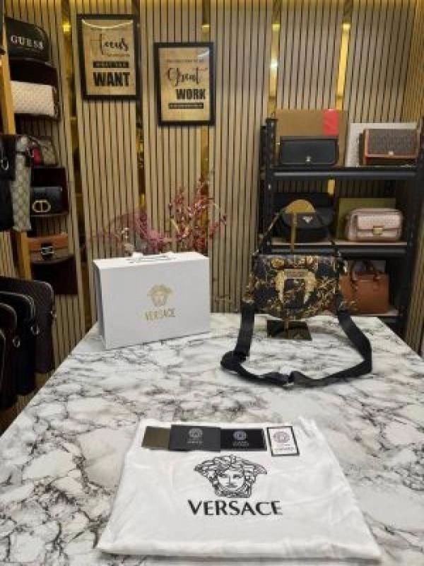 Versacee shoulder bag in gold accents with magnetic closure bag (Black and gold) 3