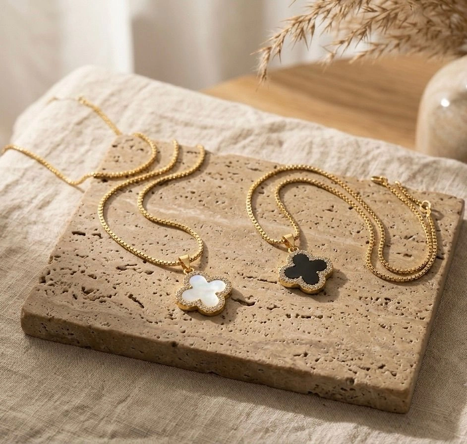 Anti Tarnish Black and white four-leaf clover box chain necklace -gold 1