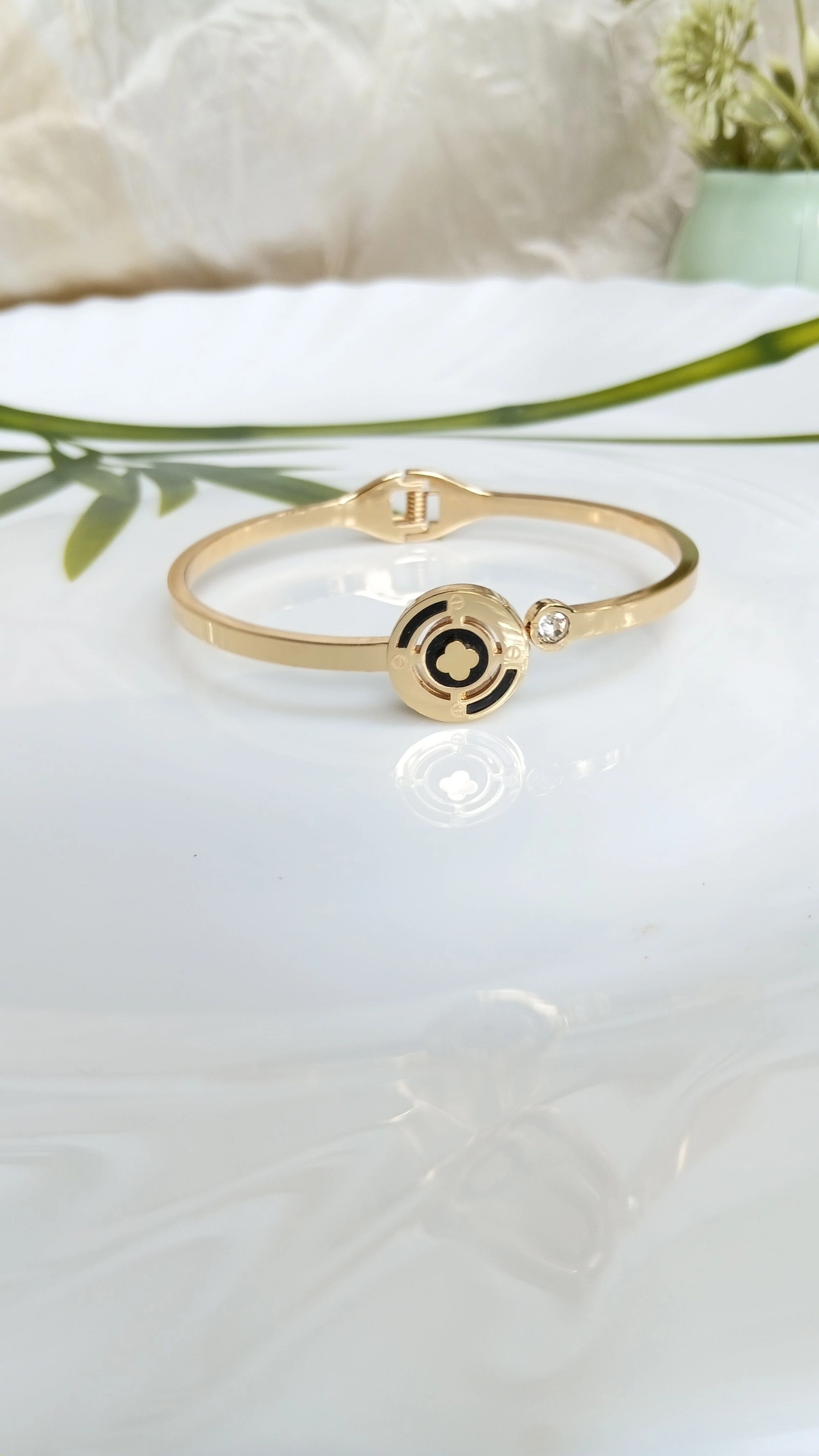 Single Claver bangle