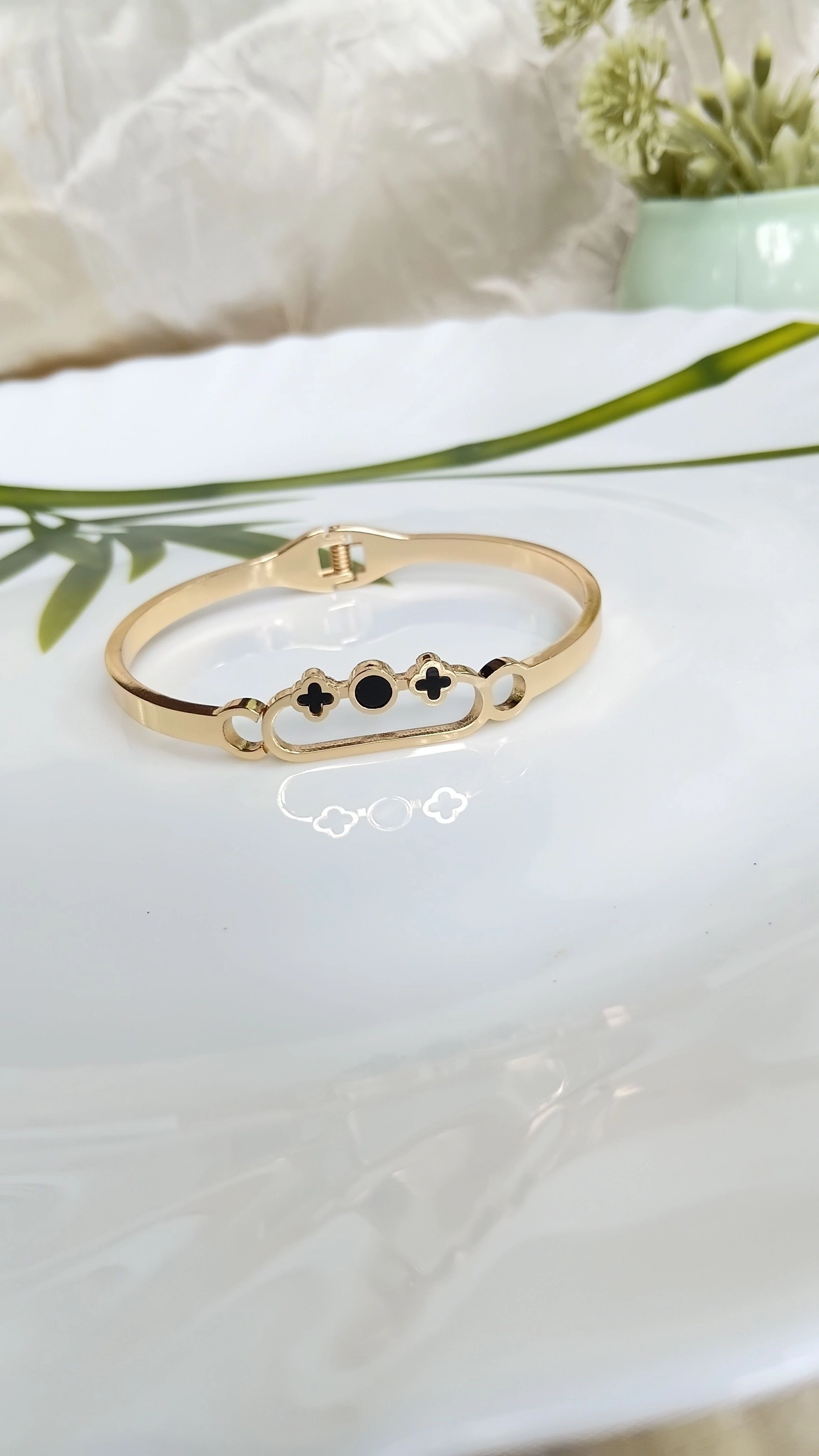 Black claver bangle 1