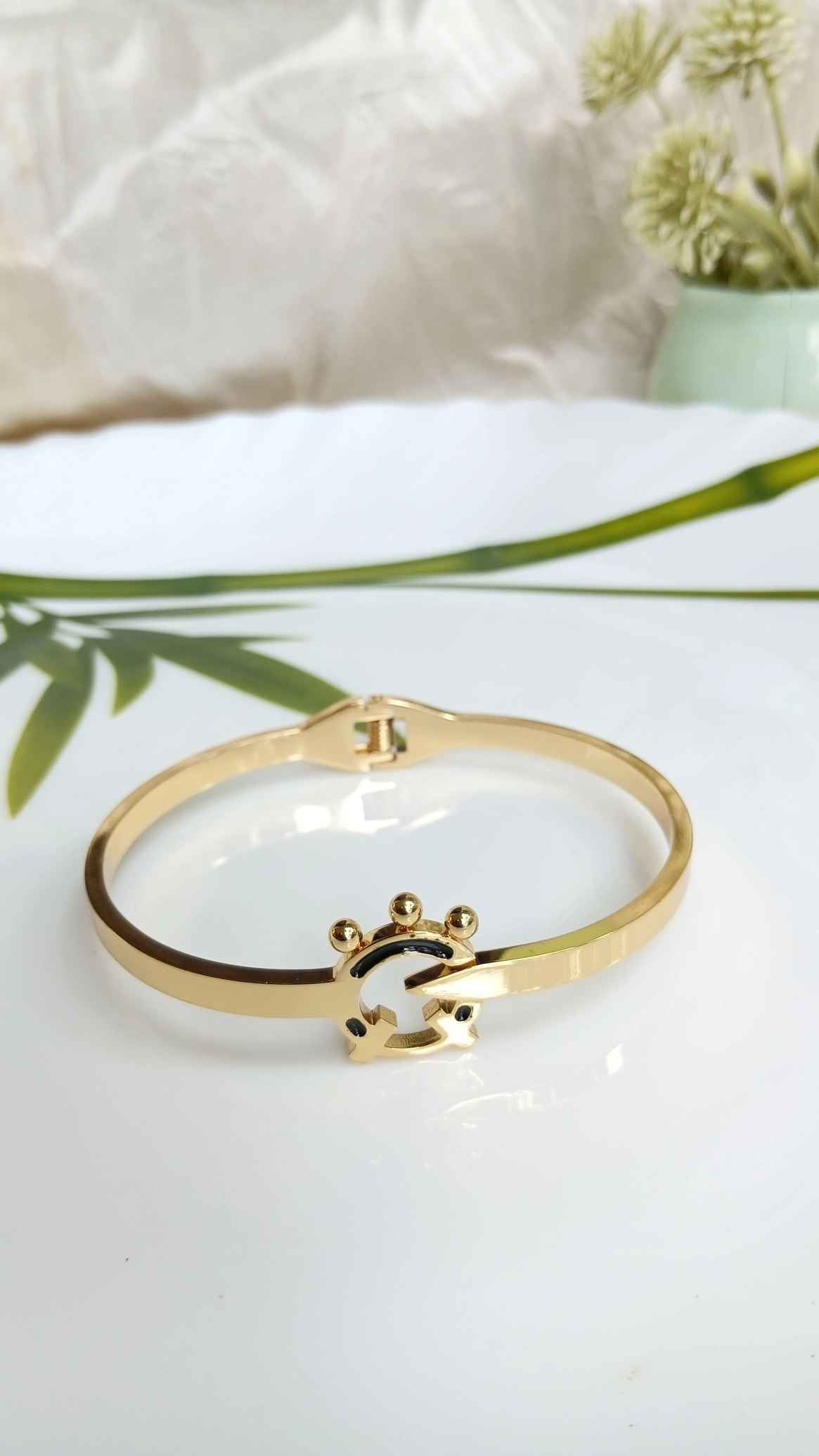 Arrow with crown bangle