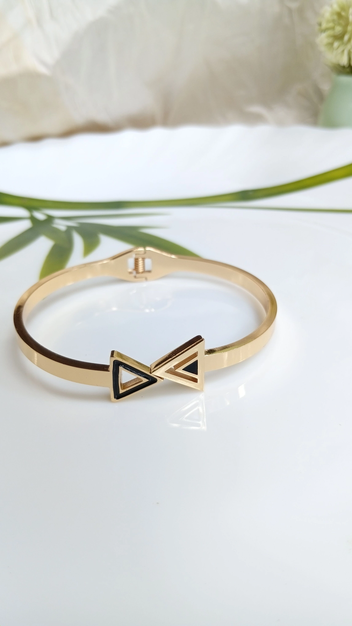 Double arrow bangle