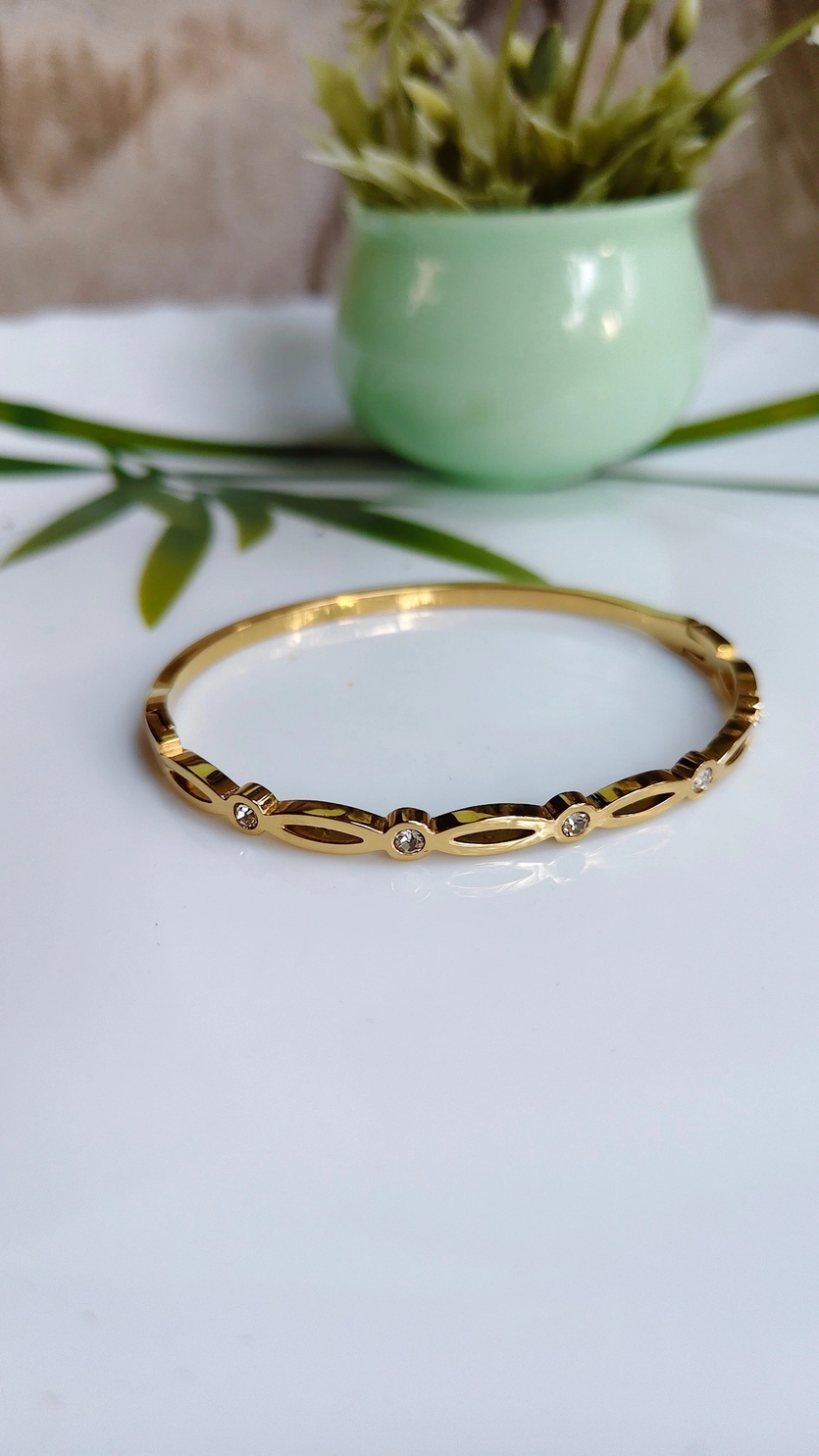 Oval and stone bangle 1