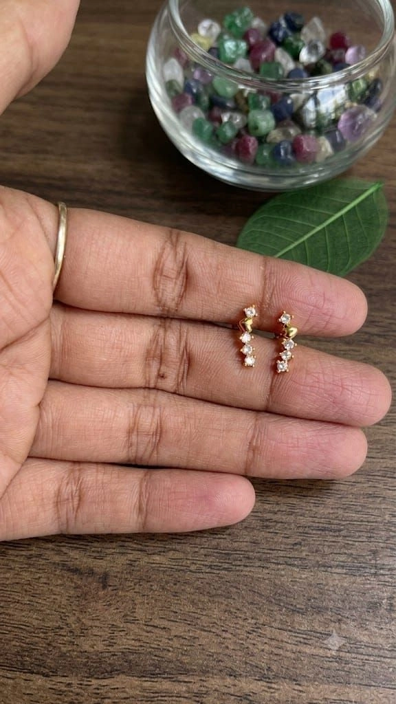 Curve stone and heart ball back earrings