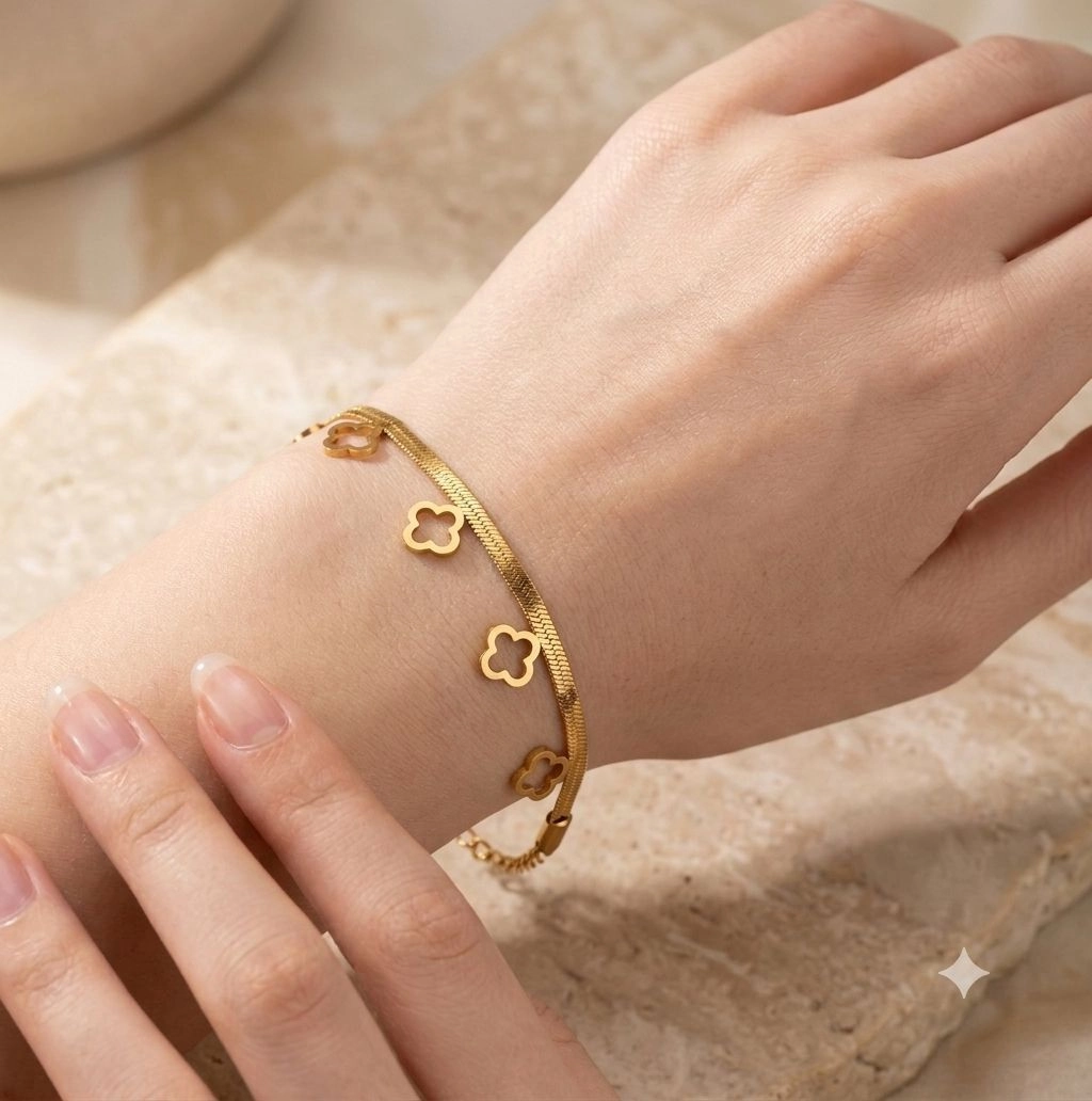 Snake chain with open clover