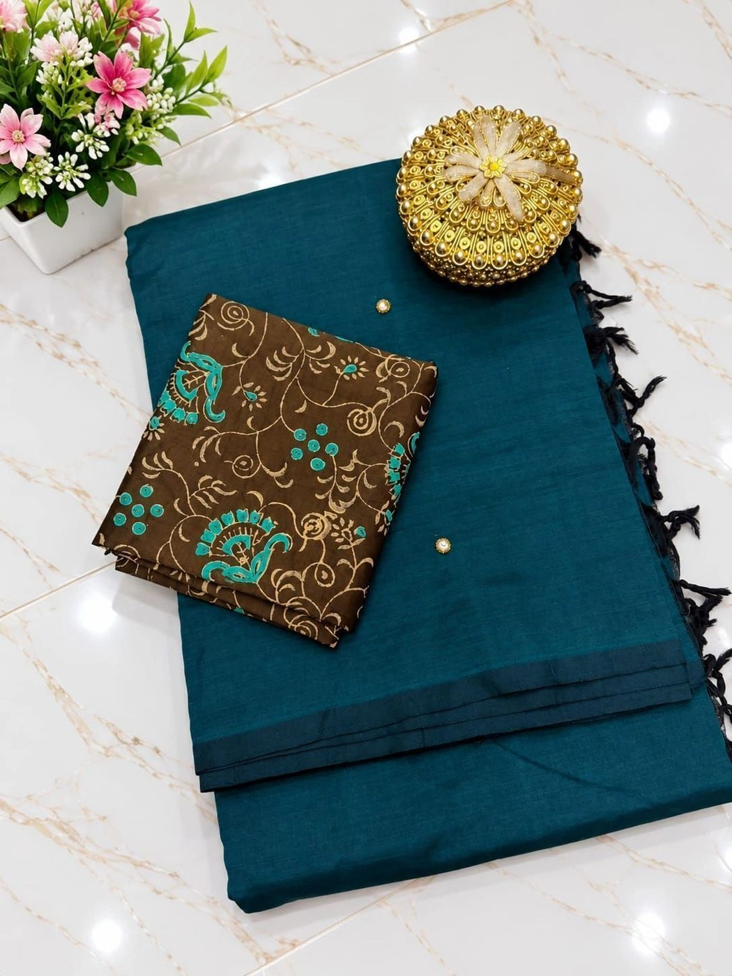 NEW LAUNCH😍

🧶 *southcottonmix plain saree with mirror  work  saree 8