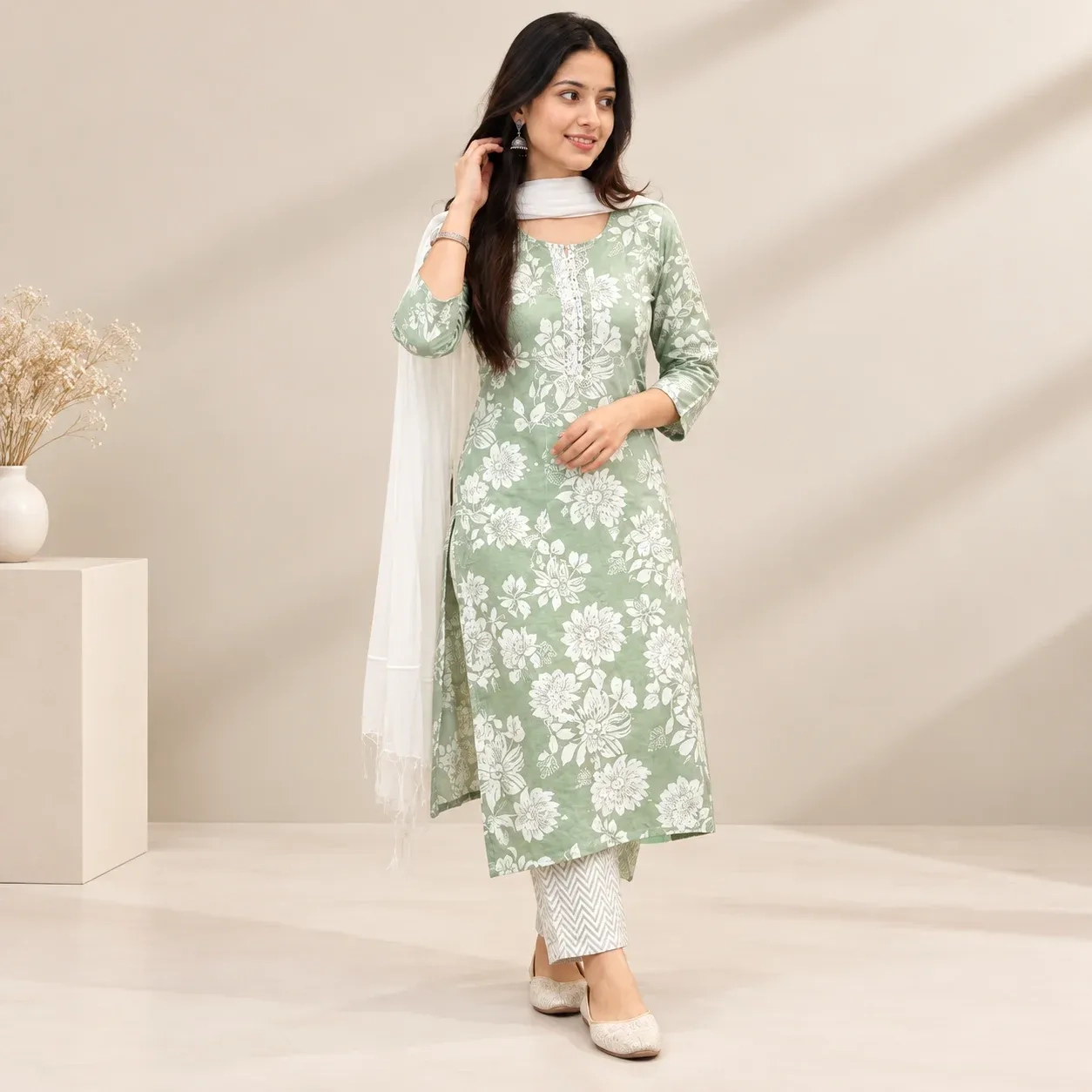 Women Green Printed Cotton Floral Kurti Set.